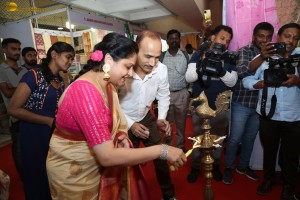 Actress Raasi launches Silk of India Handloom Expo