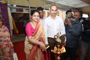 Actress Raasi launches Silk of India Handloom Expo