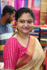 Actress Raasi launches Silk of India Handloom Expo