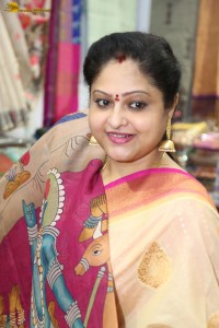 Actress Raasi launches Silk of India Handloom Expo