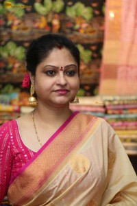 Actress Raasi launches Silk of India Handloom Expo