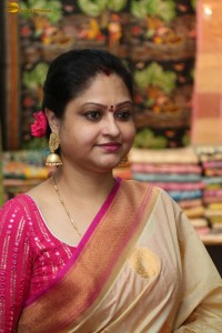 Actress Raasi launches Silk of India Handloom Expo