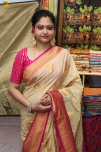 Actress Raasi launches Silk of India Handloom Expo