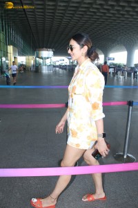 actress Rakul preet singh leg show in a short dress at airport