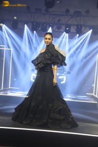 actress Rakul Preet Singh stunning in a black dress doing a ramp walk
