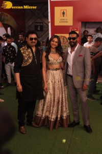 Ajay Devgn and Rakul Preet promote Runway 34 at Dance India Dance Little Masters Set