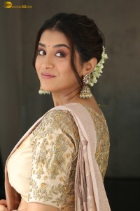 actress Rashi Singh gorgeous in a saree