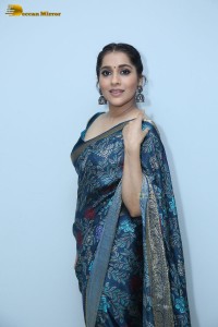 Telugu Anchor and Actress Rashmi Gautam photoshoot in a blue saree