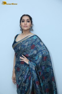 Telugu Anchor and Actress Rashmi Gautam photoshoot in a blue saree