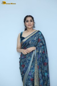 Telugu Anchor and Actress Rashmi Gautam photoshoot in a blue saree