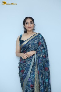 Telugu Anchor and Actress Rashmi Gautam photoshoot in a blue saree