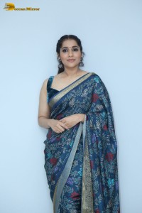 Telugu Anchor and Actress Rashmi Gautam photoshoot in a blue saree