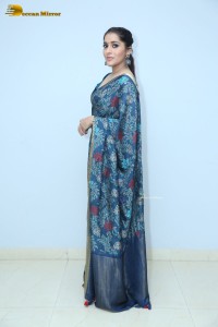 Telugu Anchor and Actress Rashmi Gautam photoshoot in a blue saree