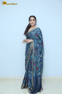 Telugu Anchor and Actress Rashmi Gautam photoshoot in a blue saree
