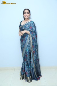 Telugu Anchor and Actress Rashmi Gautam photoshoot in a blue saree