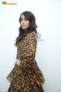 Telugu Anchor and Actress Rashmi Gautam photoshoot in a black and yellow saree