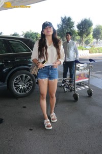 actress rashmika mandanna hot looks in denim shorts