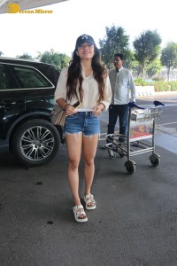 actress rashmika mandanna hot looks in denim shorts