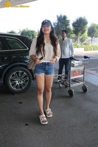 actress rashmika mandanna hot looks in denim shorts