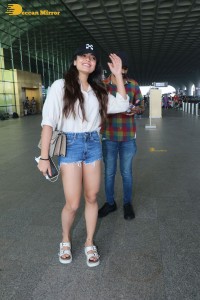 actress rashmika mandanna hot looks in denim shorts