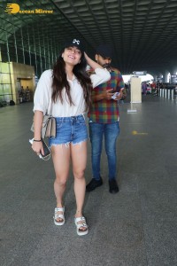 actress rashmika mandanna hot looks in denim shorts