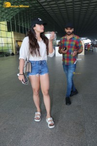 actress rashmika mandanna hot looks in denim shorts