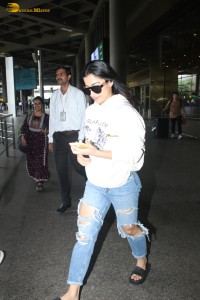 actress Rashmika Mandanna hot looks in torn jeans