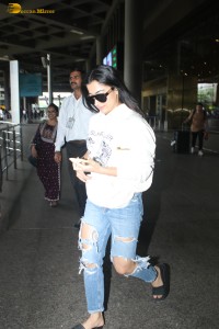 actress Rashmika Mandanna hot looks in torn jeans