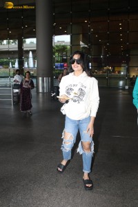 actress Rashmika Mandanna hot looks in torn jeans