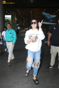 actress Rashmika Mandanna hot looks in torn jeans