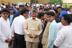 Business Tycoon Ratan Tata’s Final Journey attended by Amit Shah, Eknath Shinde, Sharad Pawar, Chandrababu Naidu, Nita Ambani, Aamir Khan, and others