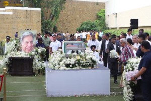 Business Tycoon Ratan Tata’s Final Journey attended by Amit Shah, Eknath Shinde, Sharad Pawar, Chandrababu Naidu, Nita Ambani, Aamir Khan, and others