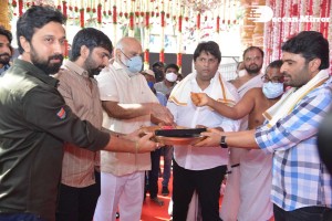 Ravanasura Movie Opening Stills with Ravi Teja, Chiranjeevi, Anu Emmanuel, Faira Abdullah