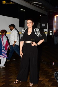 actress Raveena Tandon chic look in all black
