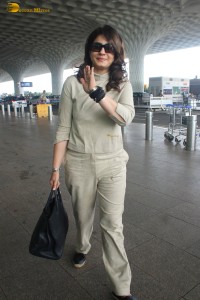 bollywood actress Raveena Tandon chic look at mumbai airport