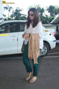 bollywood actress Raveena Tandon was spotted in a stylish outfit at mumbai airport