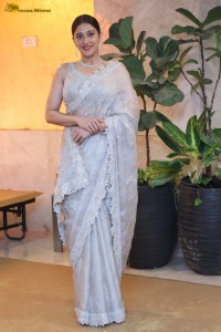 actress Regina Cassandra sweet looks in a silver color saree