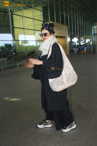 Bollywood actress rekha spotted at mumbai airport dressed in all black