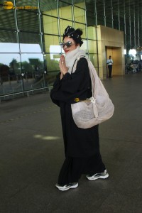 Bollywood actress rekha spotted at mumbai airport dressed in all black