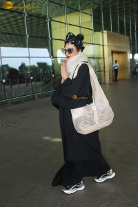 Bollywood actress rekha spotted at mumbai airport dressed in all black
