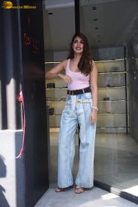 actress Rhea Chakraborty cute in a pink top