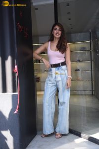 actress Rhea Chakraborty cute in a pink top