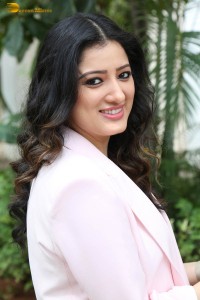 indian actress richa panai cute photoshoot in a garden