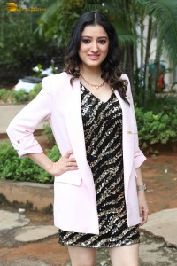 indian actress richa panai cute photoshoot in a garden