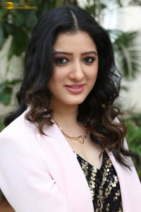 indian actress richa panai cute photoshoot in a garden