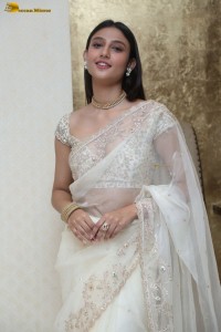 actress Ritika Nayak sizzling looks in a white saree