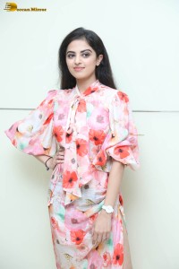 indian actress roshni sahota glamorous in a pink and white dress