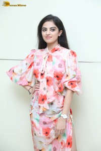 indian actress roshni sahota glamorous in a pink and white dress