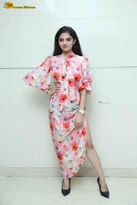 indian actress roshni sahota glamorous in a pink and white dress