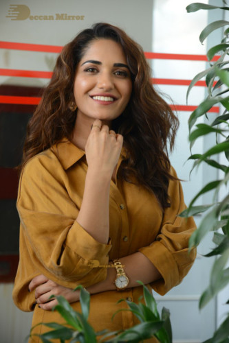Ruhani Sharma (30)
